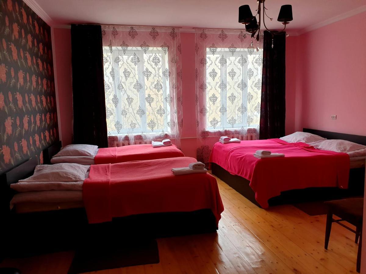 Red Stone Guest House Степанцмінда Екстер'єр фото